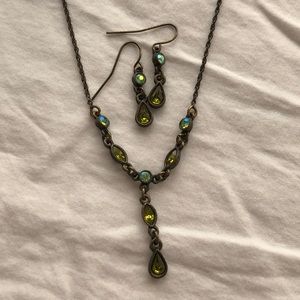 Vintage-style emerald drop necklace w/earrings
